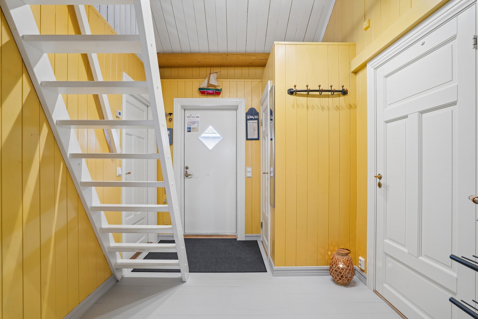 Praktisk entré med malt tretrapp opp til hems/loft. Galleribilde