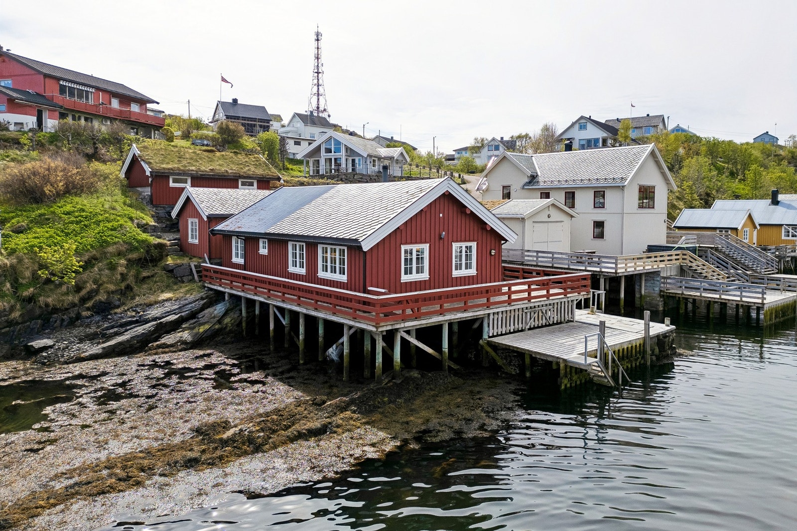 Sørvågen er et levende fiskevær med nærhet til storslått natur og fiske muligheter like fra egen eiendom. Galleribilde