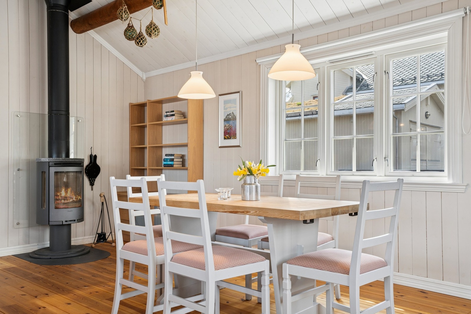 En vedovn med isolert stålpipe gir ekstra varme og en lun atmosfære på kaldere dager. Galleribilde