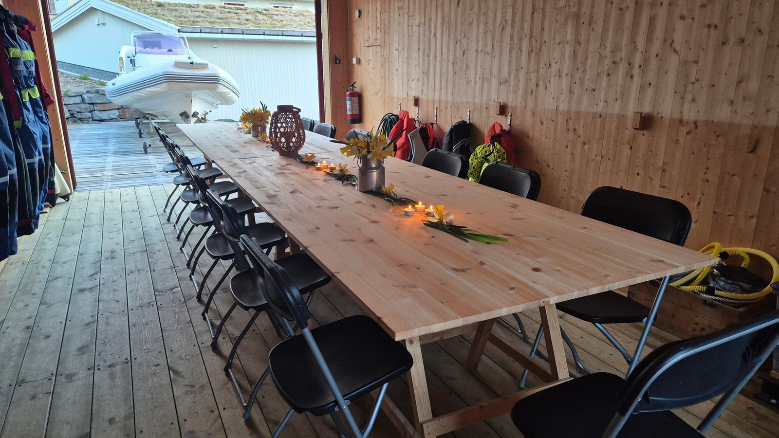 Veggmonterte bord og stoler gjør at båthuset enkelt forvandles til et stemningsfullt samlingspunkt for kveldene ved sjøen. Galleribilde