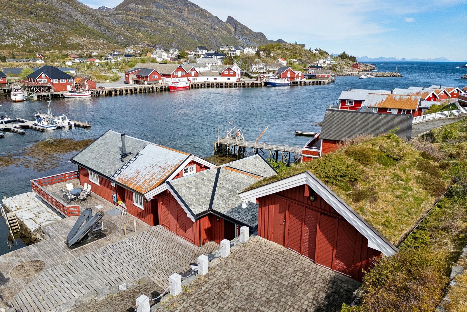 Sjelden eiendom bestående av en innholdsrik rorbu, et separat båthus, garasje og en stor kai på 110 m² bygget i impregnerte materialer. Galleribilde