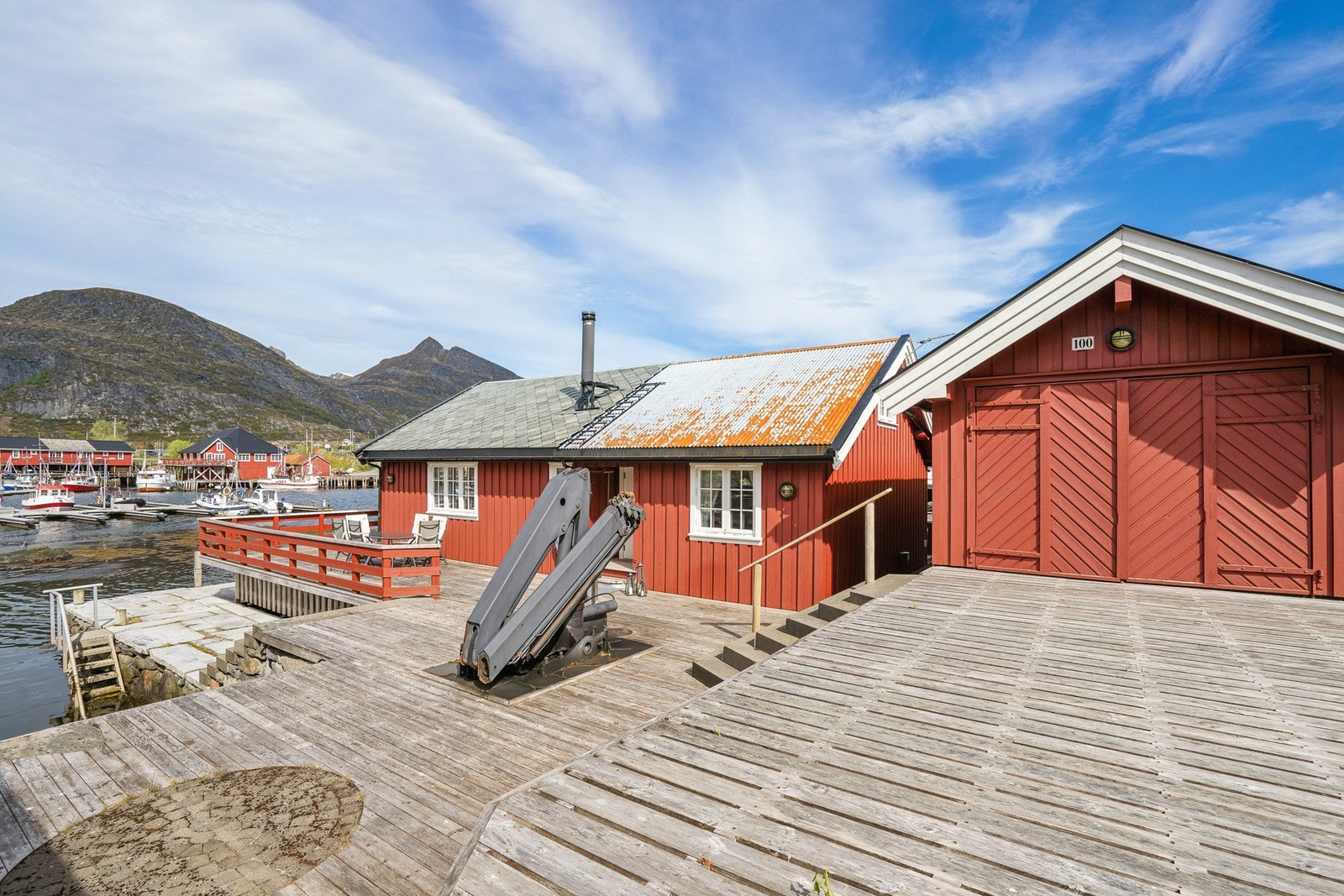 Eiendommen har en flott beliggenhet innerst i Besselvågen - Rorbua er en del av et klassisk og ettertraktet rorbumiljø i Lofoten. Galleribilde