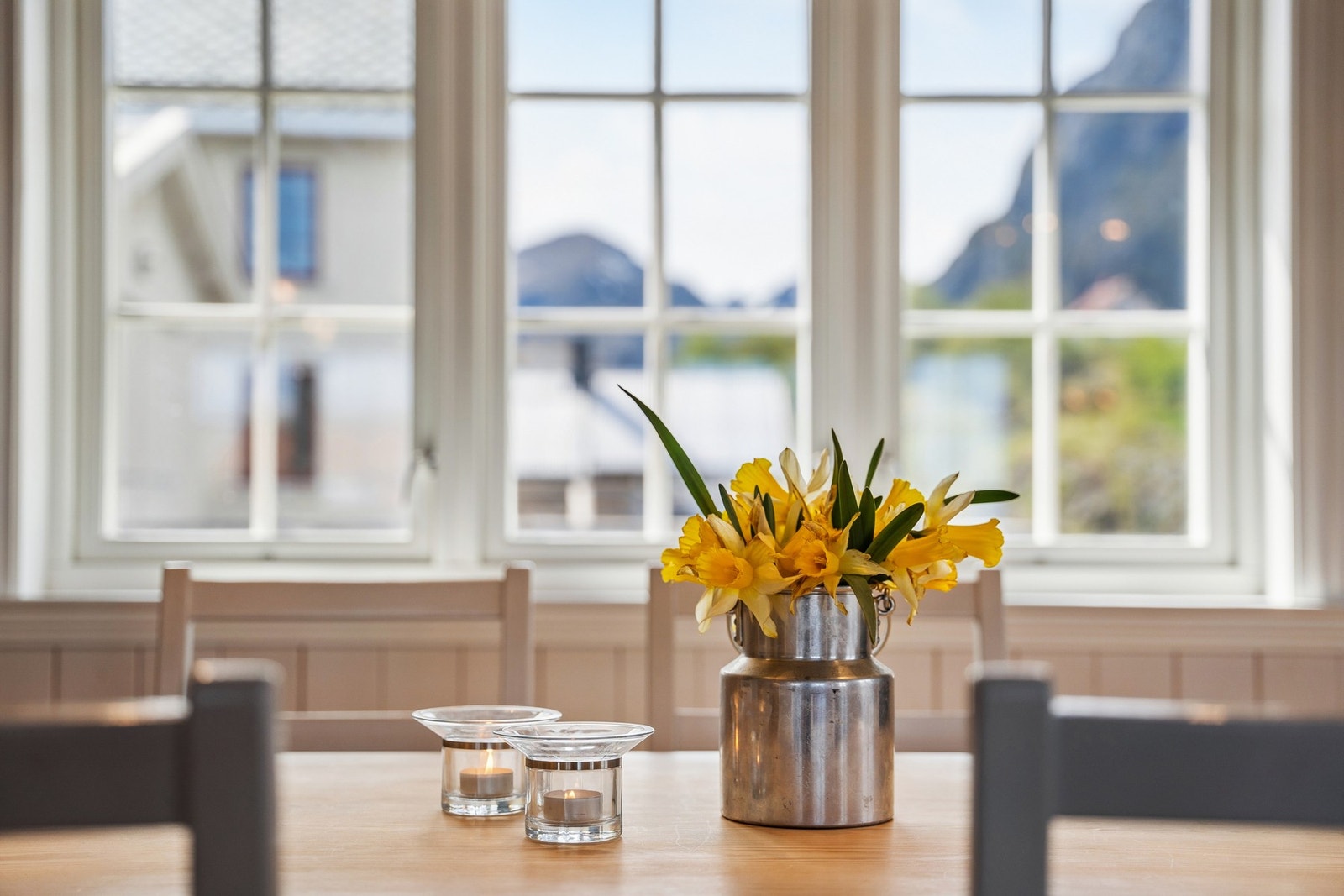 Vinduene rammer inn det vakre kystlandskapet utenfor. Galleribilde