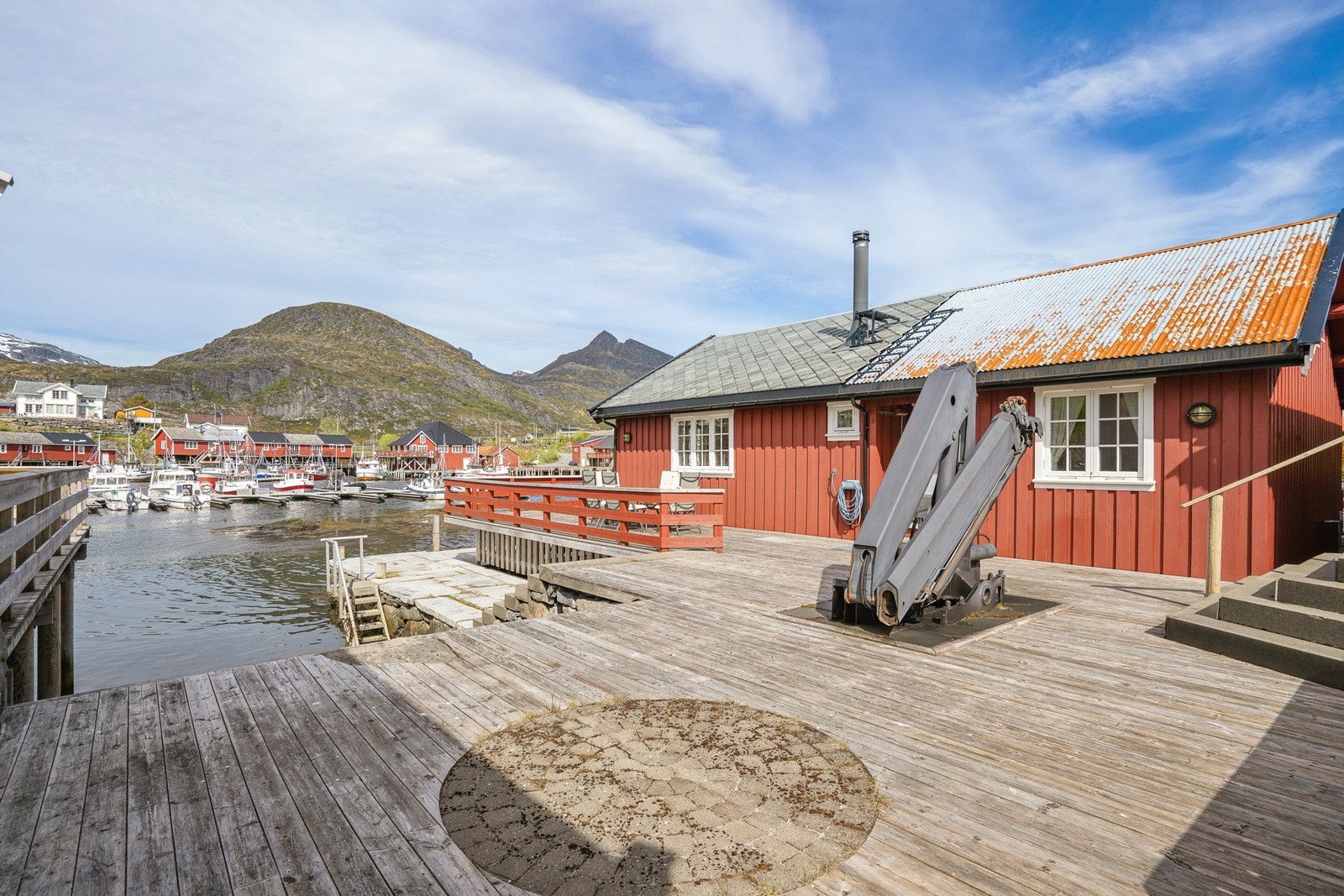 På utsiden venter en romslig kai og platting, skapt for lange sommerkvelder, grilling og det livet som utspiller seg langs sjøkanten. Den store kranen på kaia gir deg full kontroll over båthåndteringen. Galleribilde