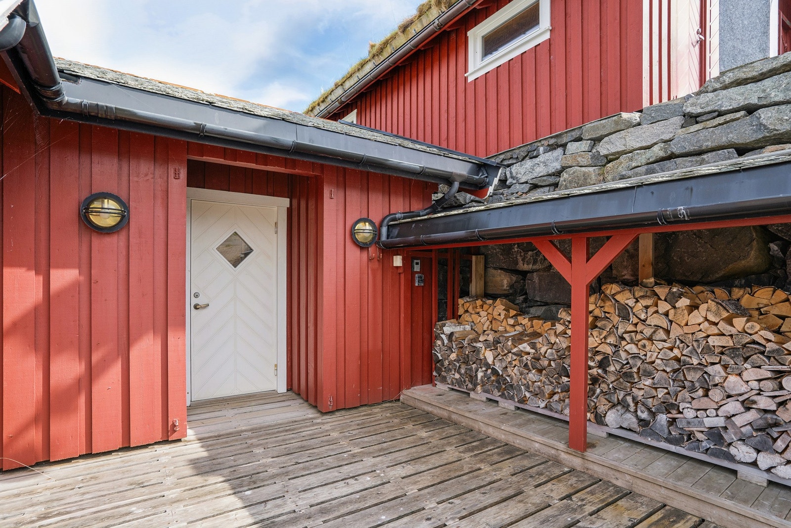 Inngangsparti til praktisk vedbod og båthuset under tak. Galleribilde