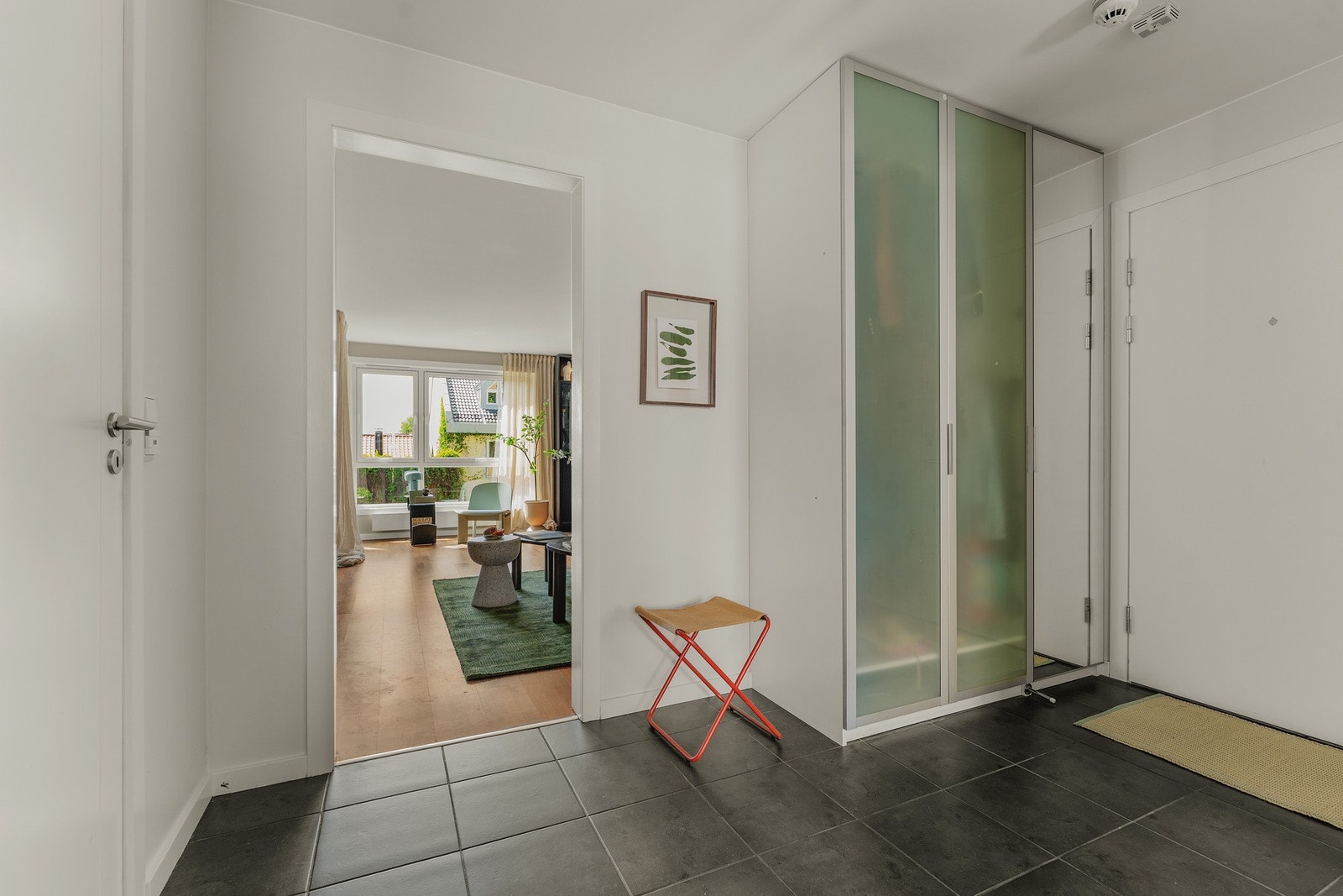 Dette er et stort inngangsparti, også dette med garderobe. Veldig godt med litt armslag når man kommer inn. Galleribilde