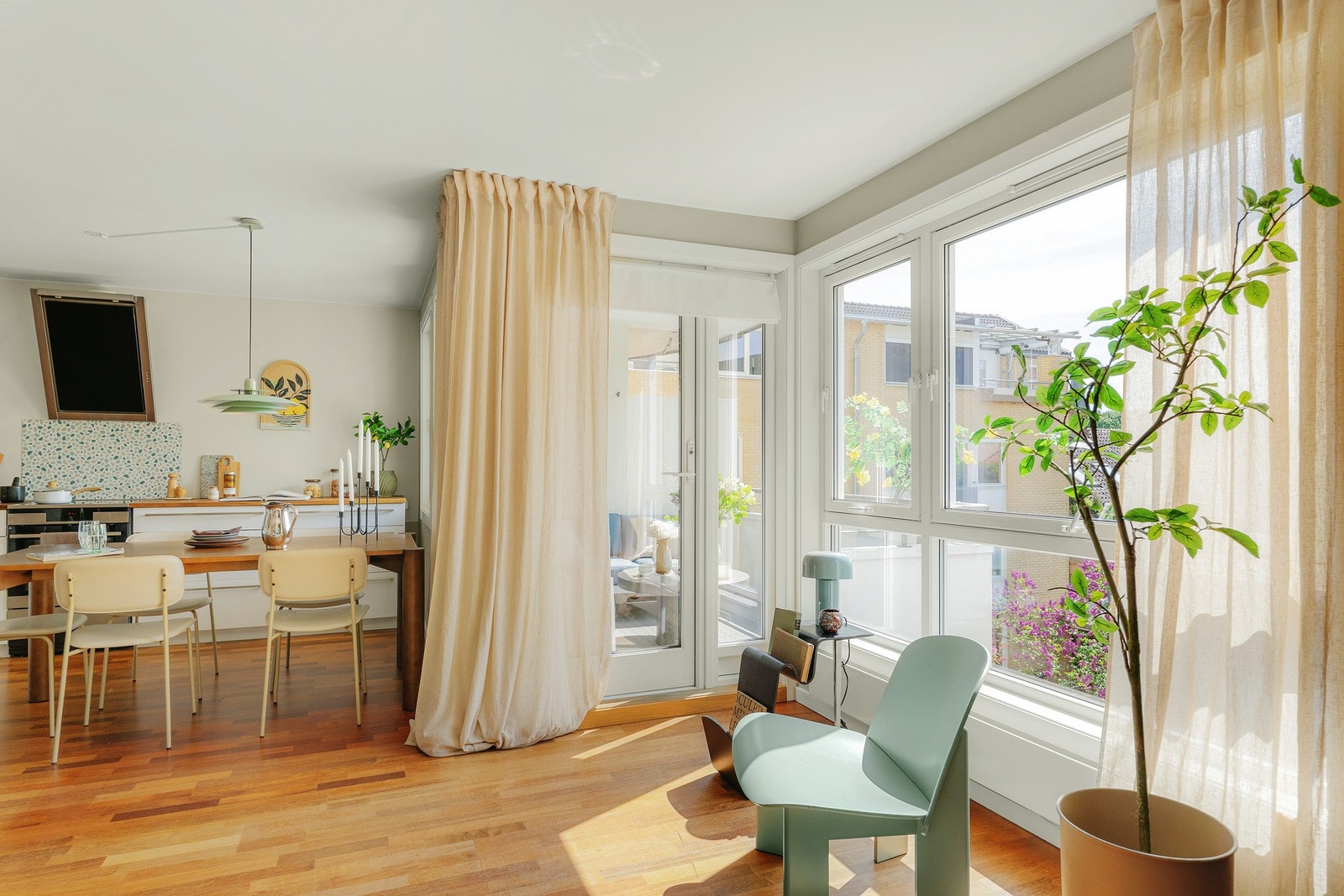 Hjørnet mot balkongen består stort sett bare av glass, og er et ordenlig fint sted å sitte. Galleribilde