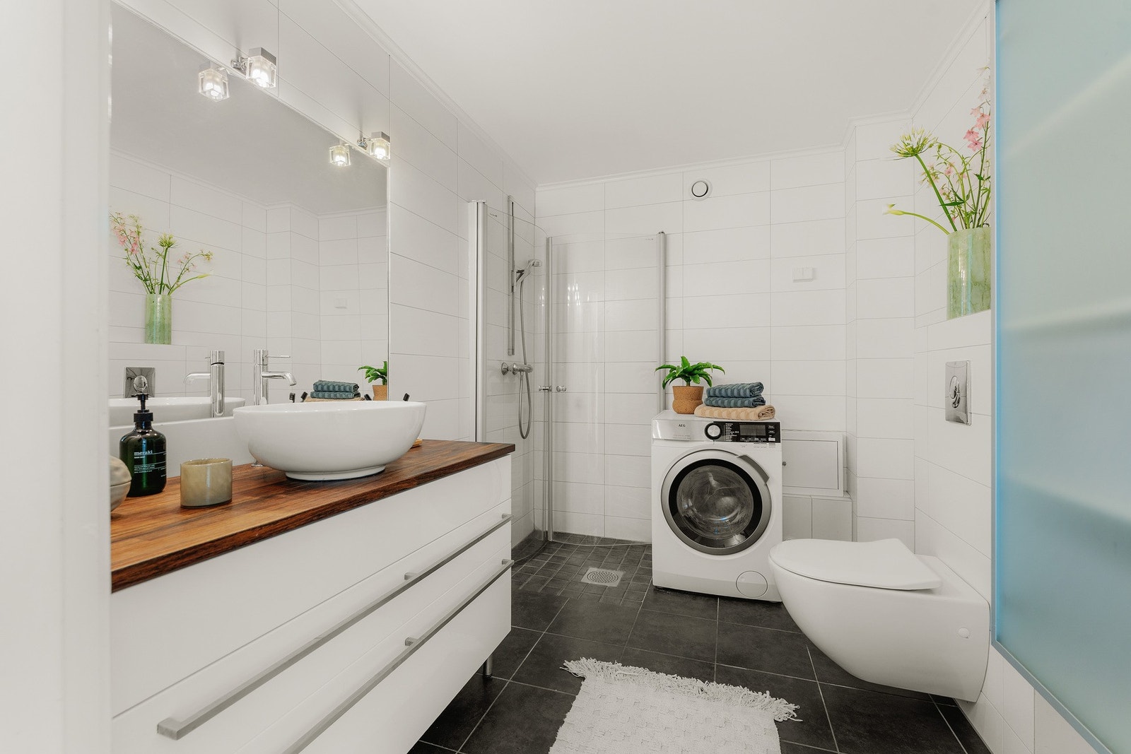 Badet er også av den store sorten, så klart med fliser og varmekabler. Galleribilde