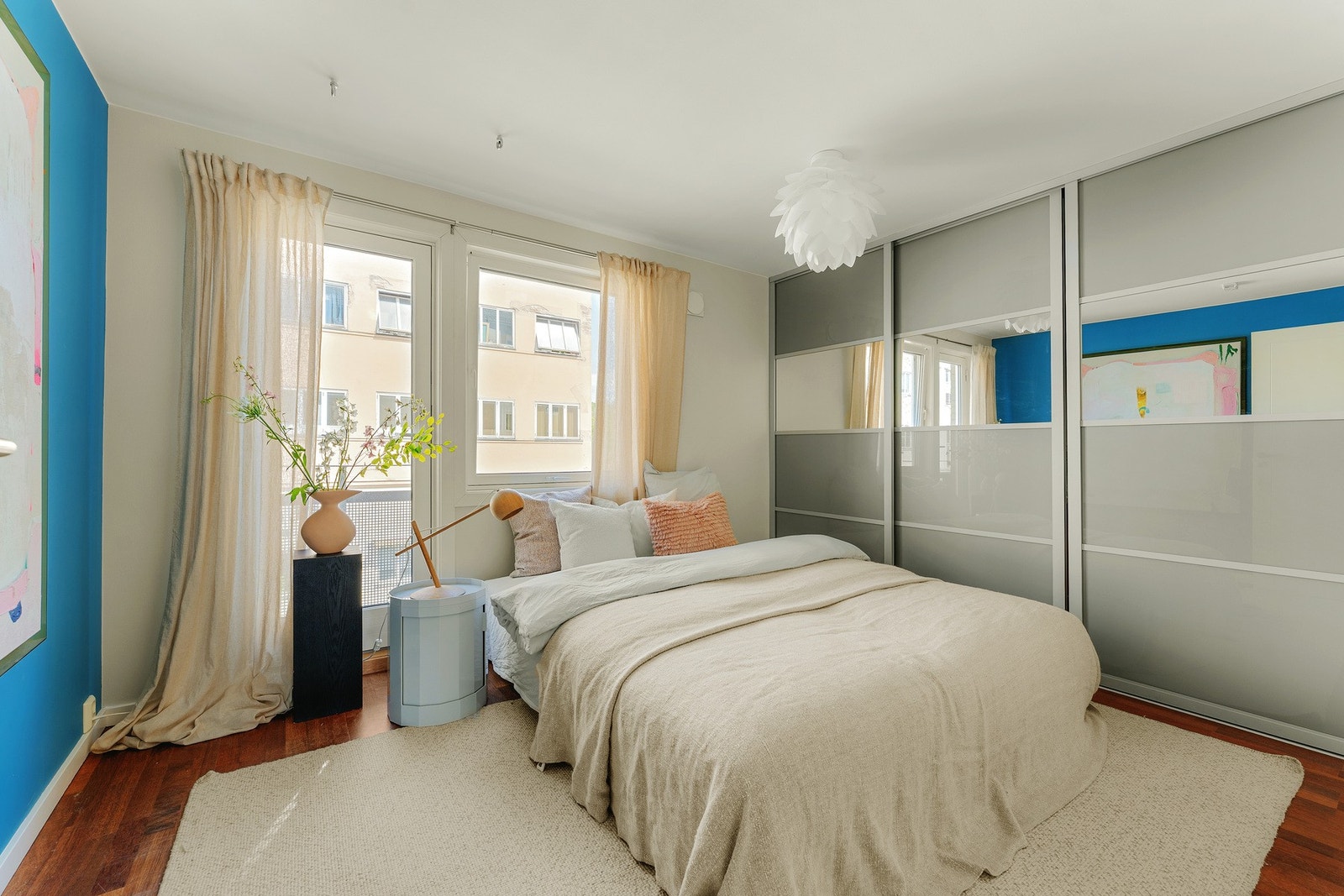 Med fare for å gjenta oss selv litt her: soverom 2 er også stort, med stor garderobe. Galleribilde