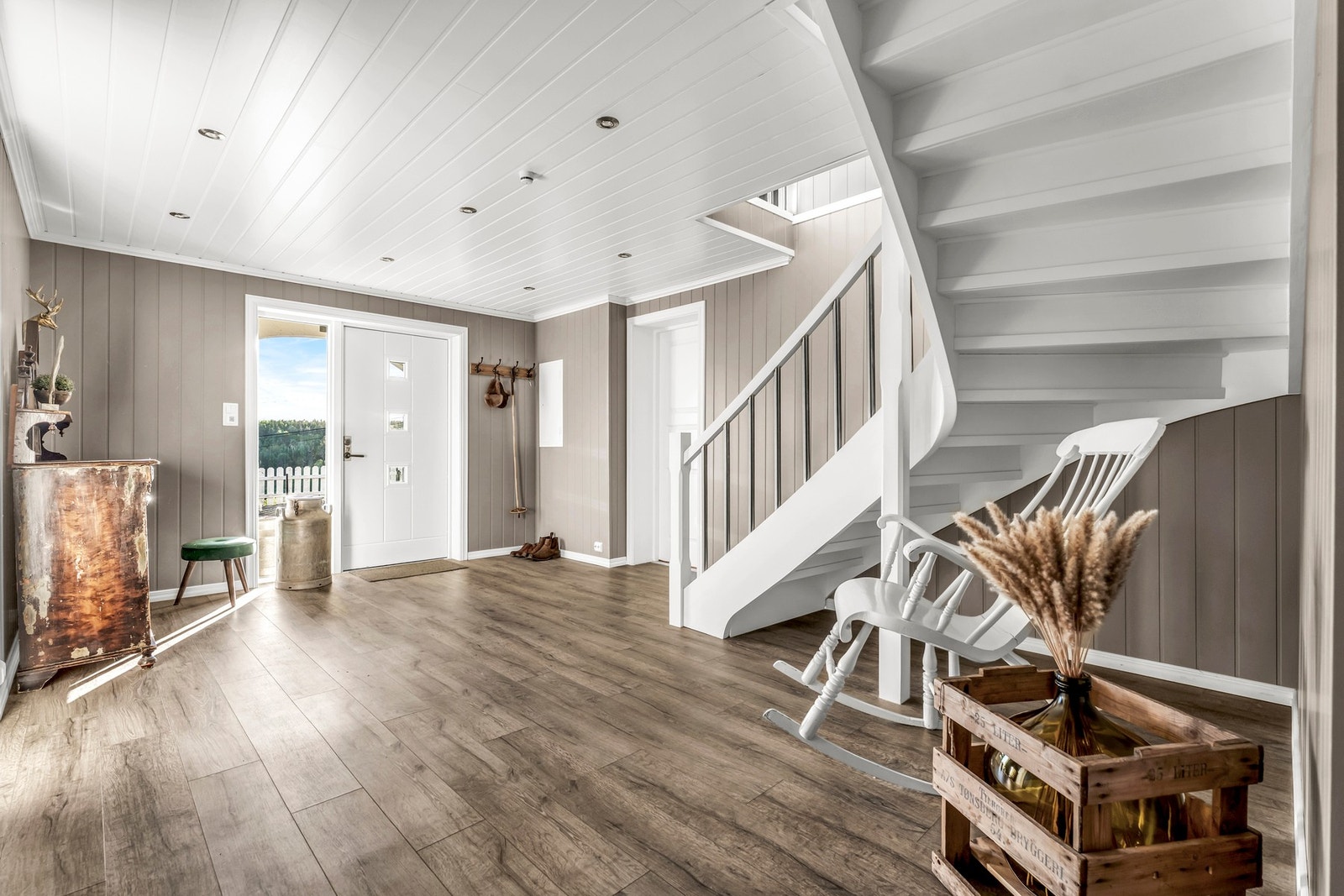 Stor og pen entrè med rikelig plass for garderobe og oppbevaring av yttertøyet Galleribilde