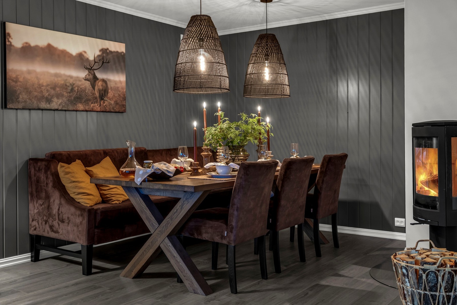 Ved spisegruppen er det installert nyere peisovn for ekstra varme og hygge Galleribilde