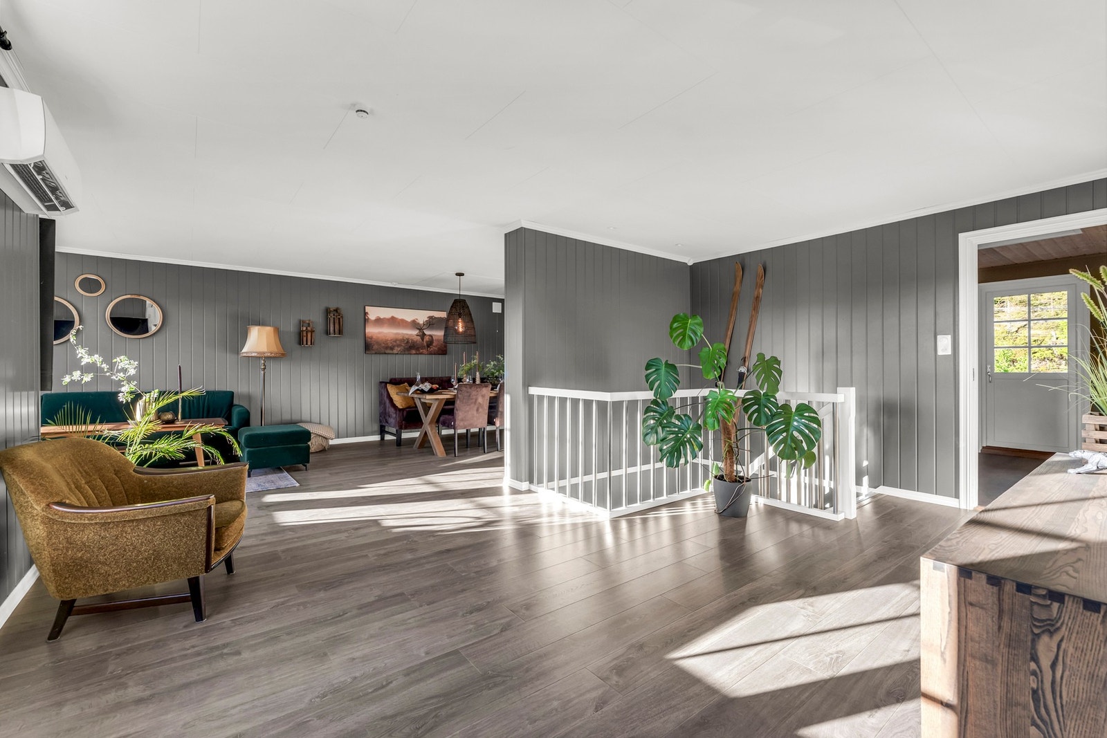 I hallen har man god plass for en lounge og flere innredningsmuligheter Galleribilde