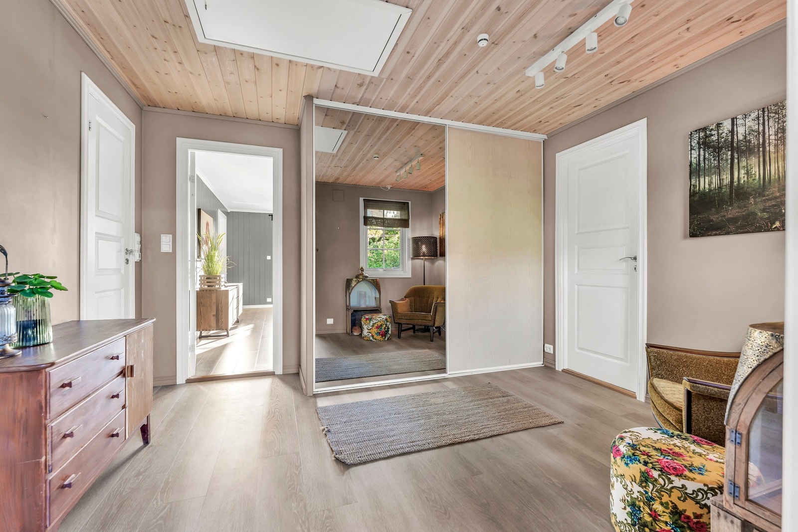I hallen er det plass for garderobe og ekstra oppbevaring Galleribilde