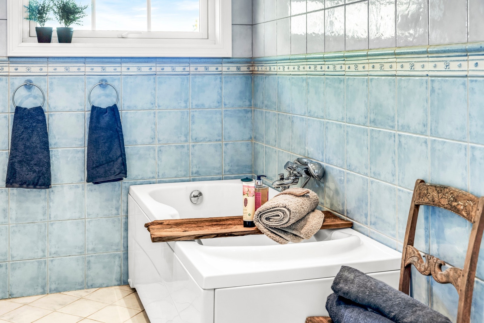 Innredet med badekar Galleribilde