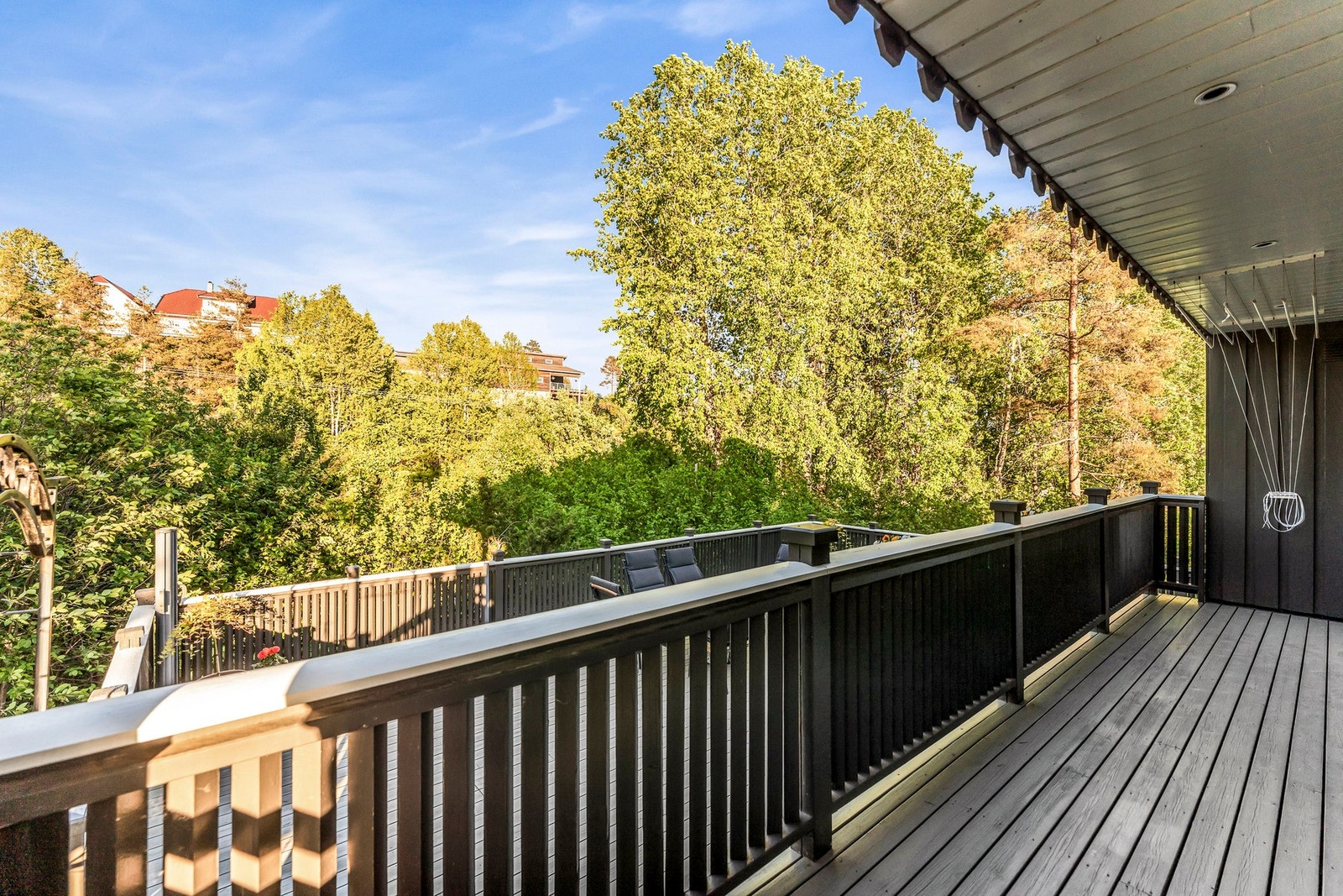 Balkongen er på 11 kvm med utsikt over nedre terrasse og grøntareal Galleribilde