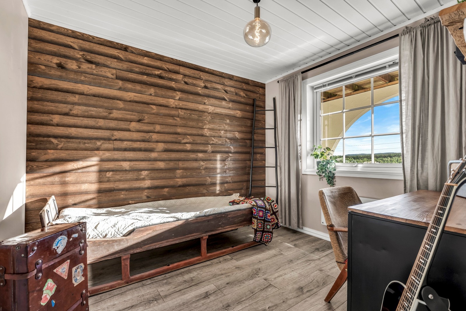 Soverom nr 3 i boligen er ved entrèen og har flotte detaljer og god plass for seng og oppbevaring Galleribilde
