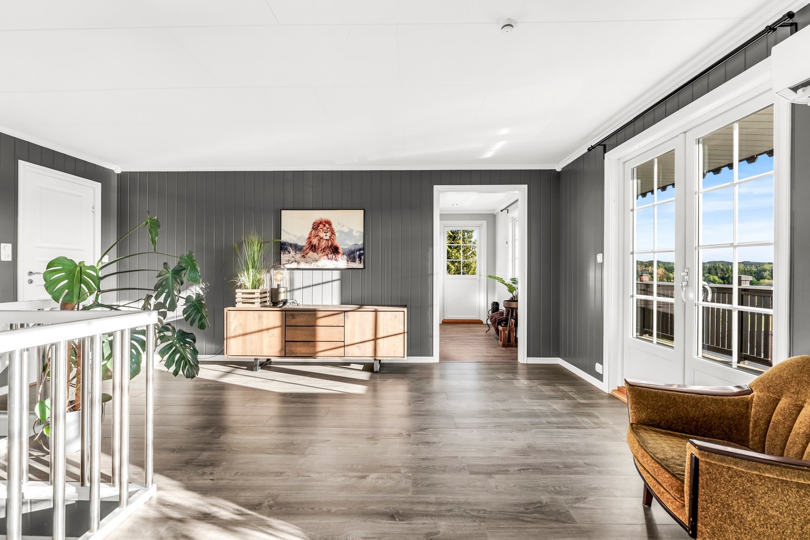 Fra trappen kommer man til en stor og romslig hall med store vindusflater som tar med seg utsikten i hele rommet Galleribilde