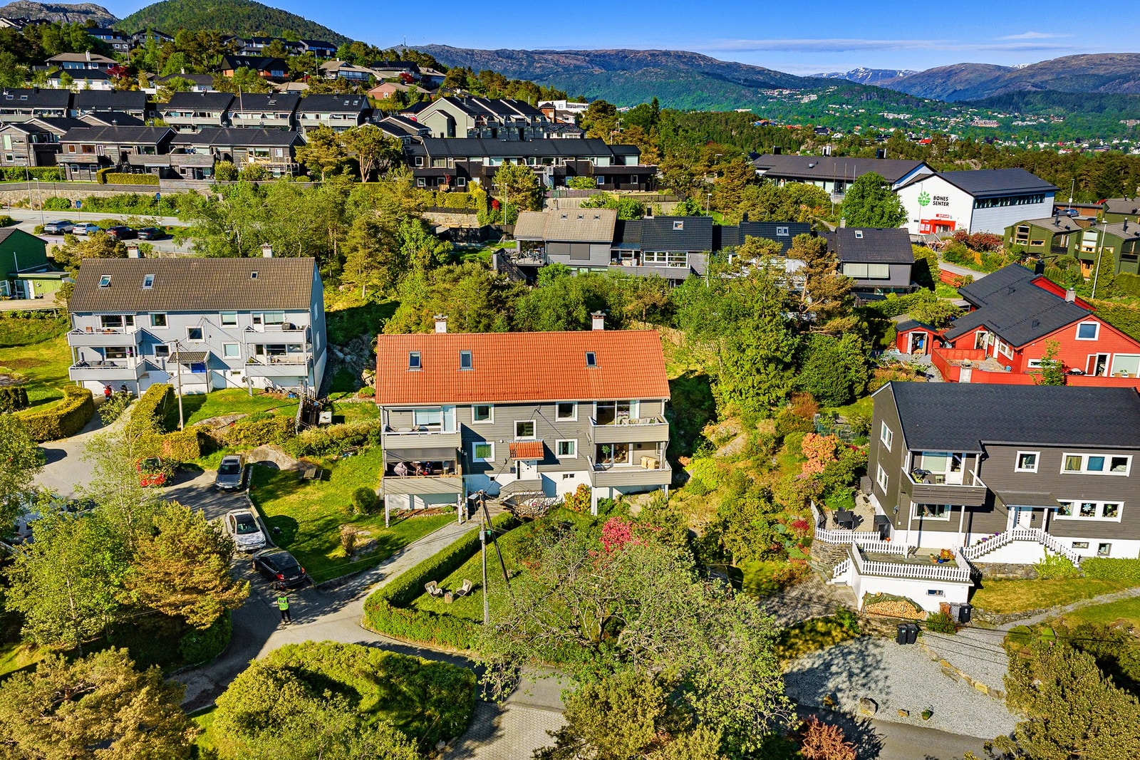 - Kollektivtilbudet er godt utbygd med busstopp i rimelig nærhet, som gir enkel forbindelse til Bergen sentrum og øvrige bydeler - Galleribilde
