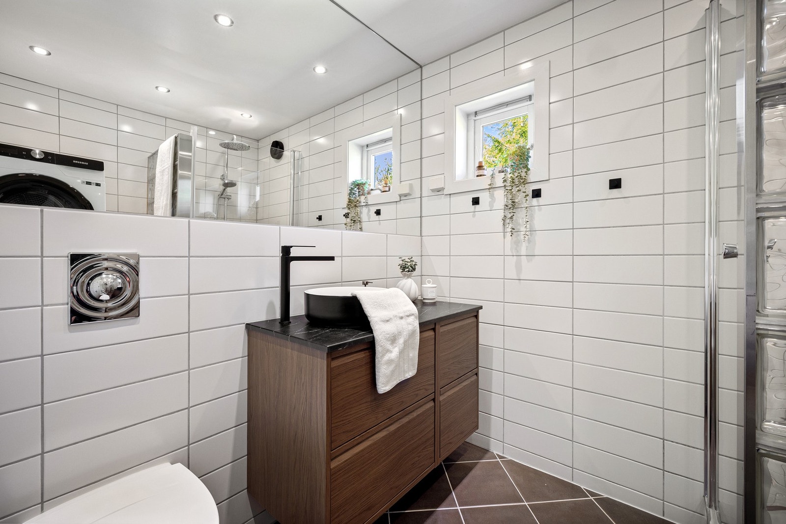 - Badet er lyst og klassisk innredet med flislagte overflater, varmekabler i gulv og spotlights i taket - Galleribilde