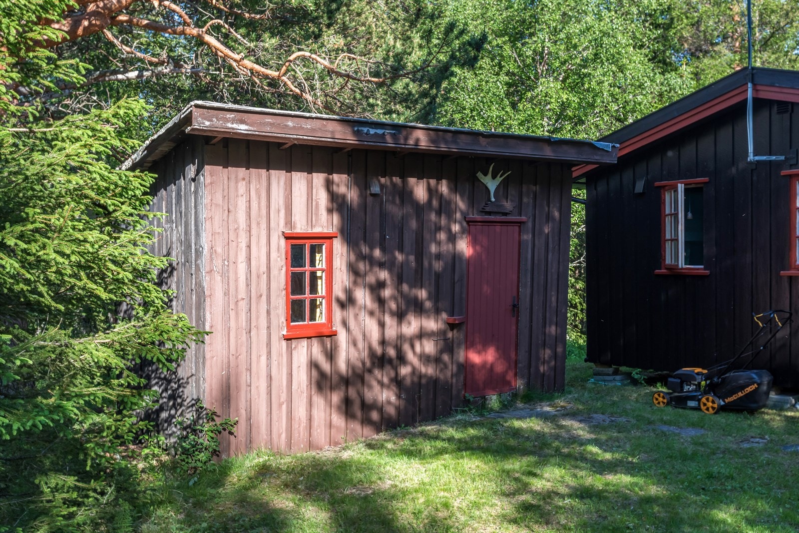 På eiendommen finner du også et praktisk uthus. Galleribilde