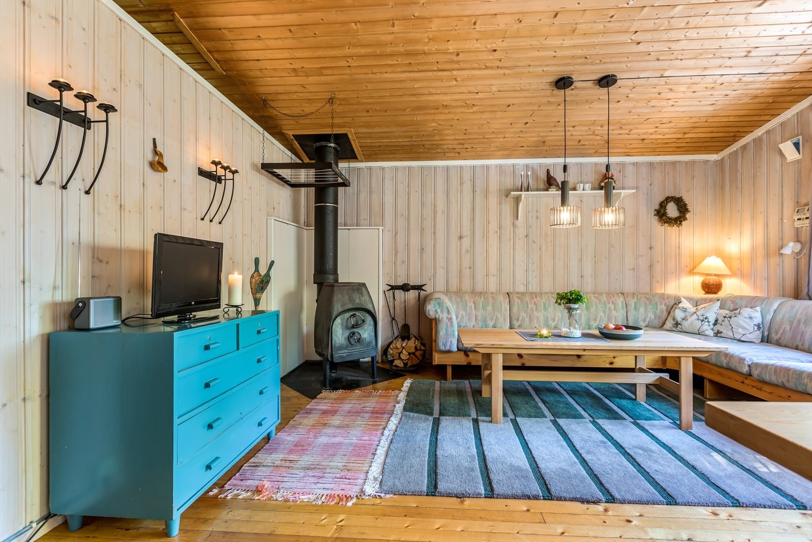 God planløsning med plass til både sofa og spisegruppe. Galleribilde