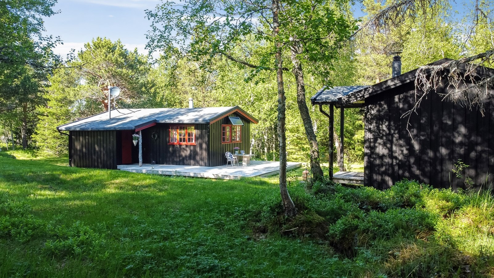 Tomten er fint opparbeidet med gressplen. Galleribilde