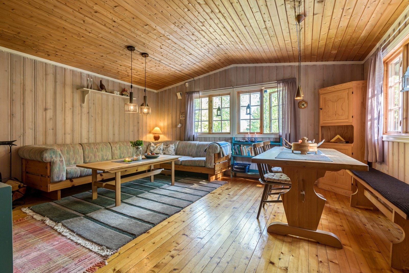 Hytta har god takhøyde, samt rause vindusflater som gir godt med lys ti stuerommet. Galleribilde