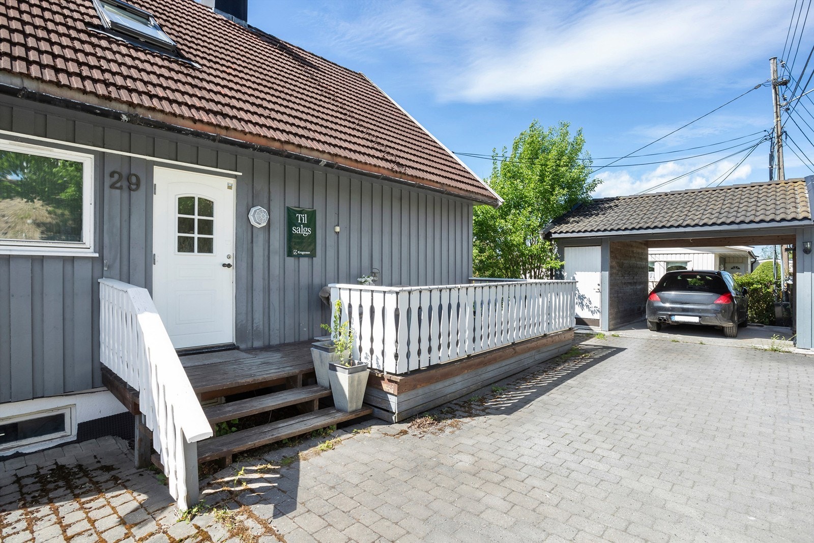 Inngangsparti, carport, samt plass til flere biler på egen gårdsplass. Galleribilde