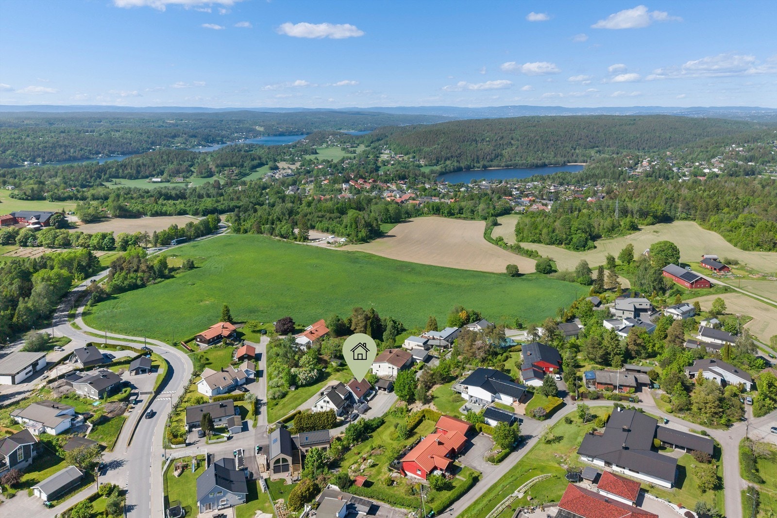 Boligen ligger i flotte og landlige omgivelser med kort vei til det meste. Galleribilde