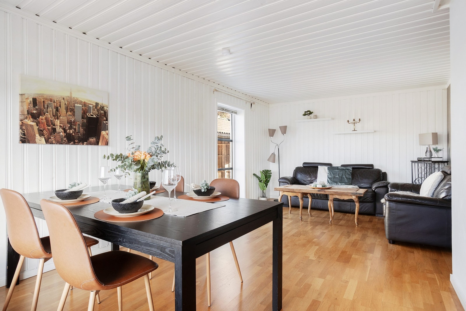Stor og lys stue/spisestue Galleribilde