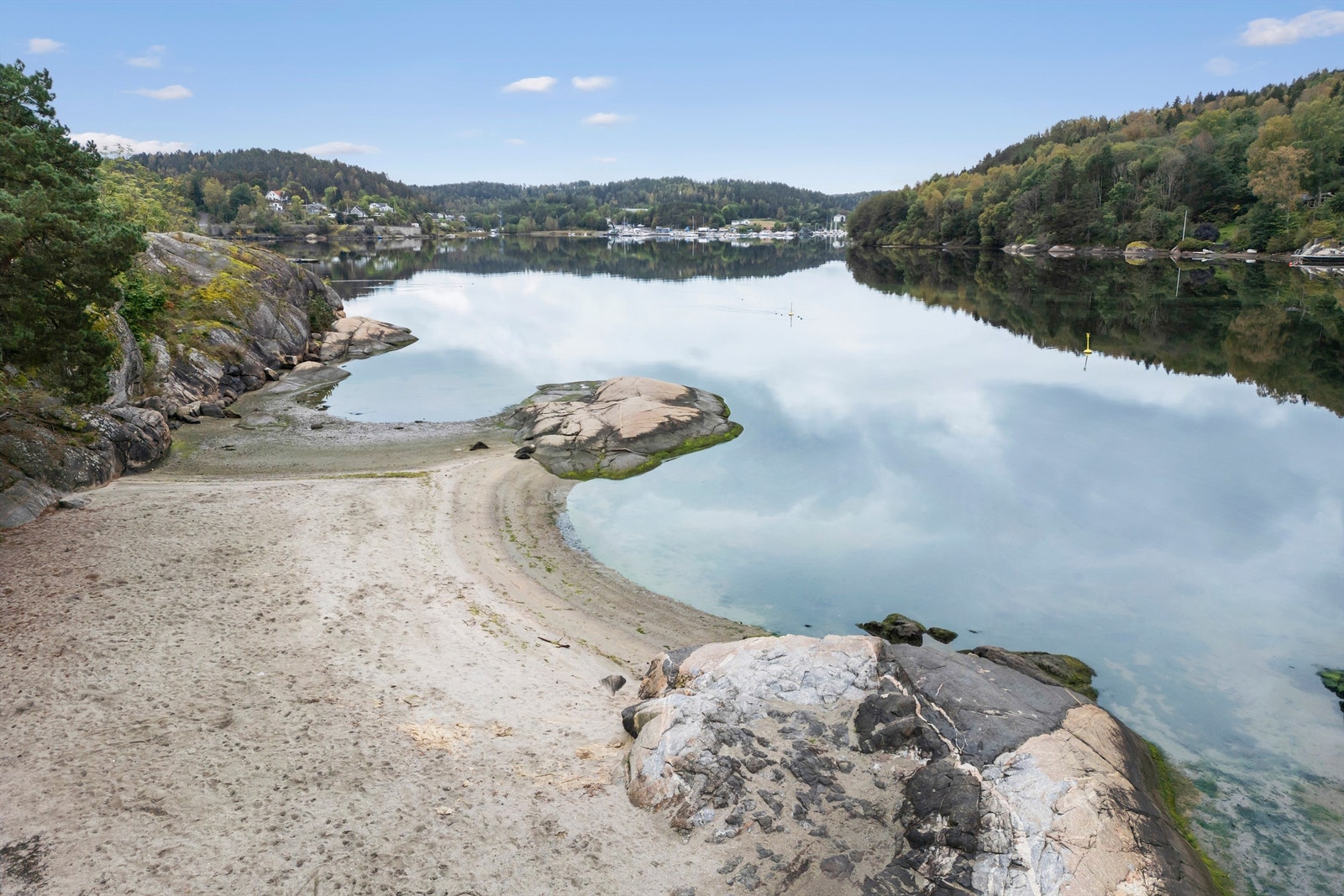 Breivoll er en stor og populær badestrand i området Galleribilde