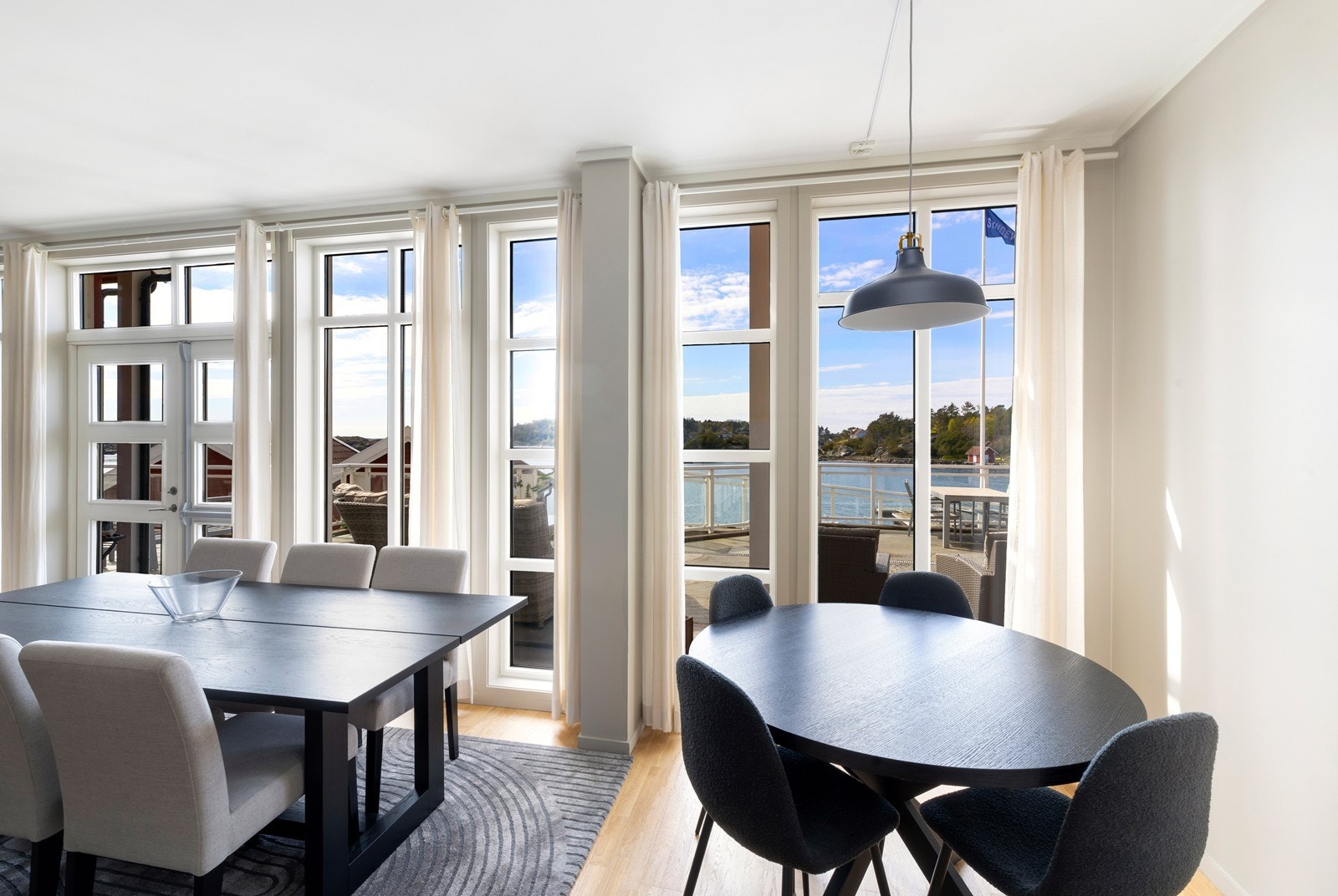 God plass til spisebord og sofagruppe i stue. Galleribilde