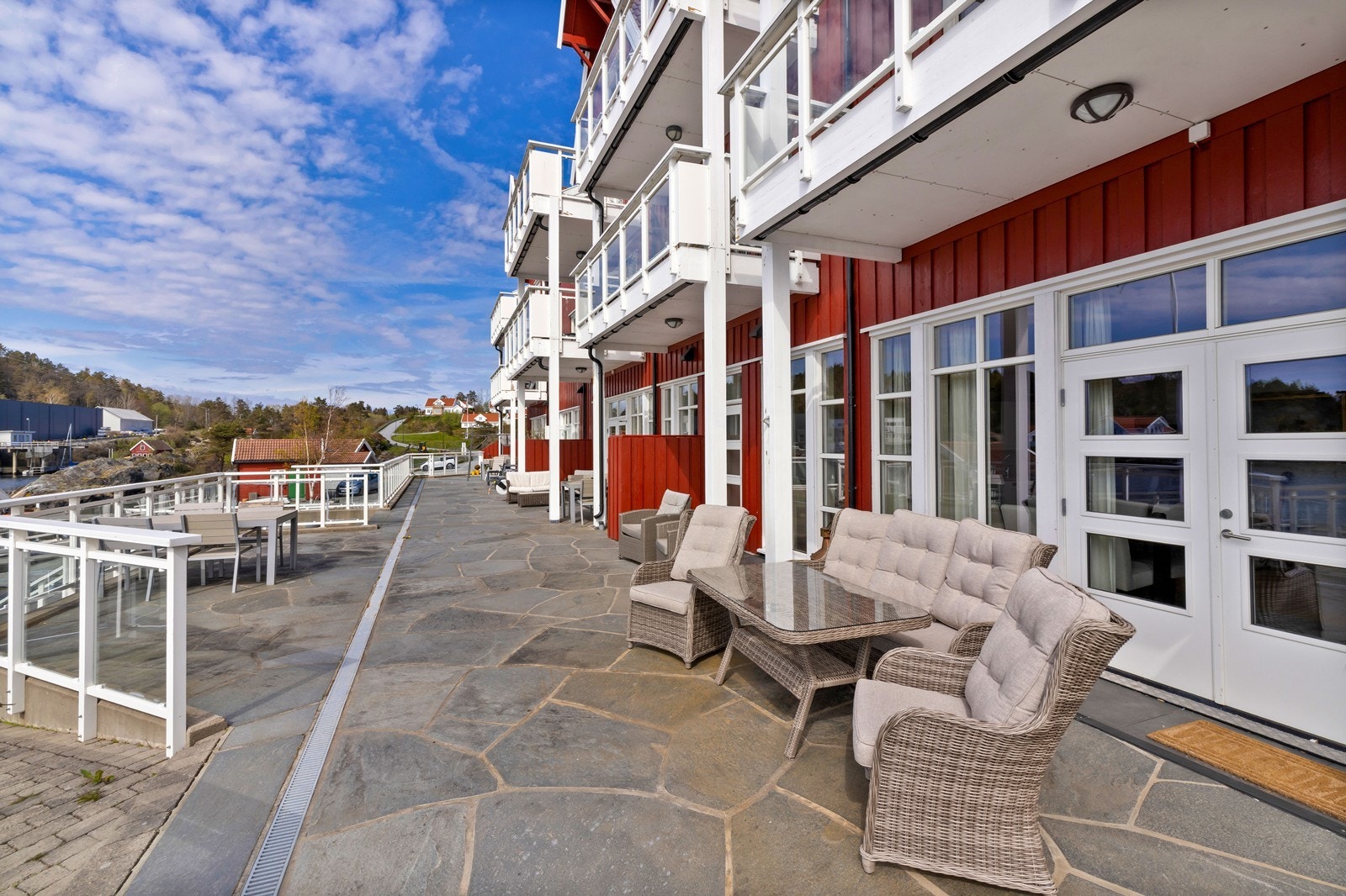 Solrikt uteområde. Galleribilde