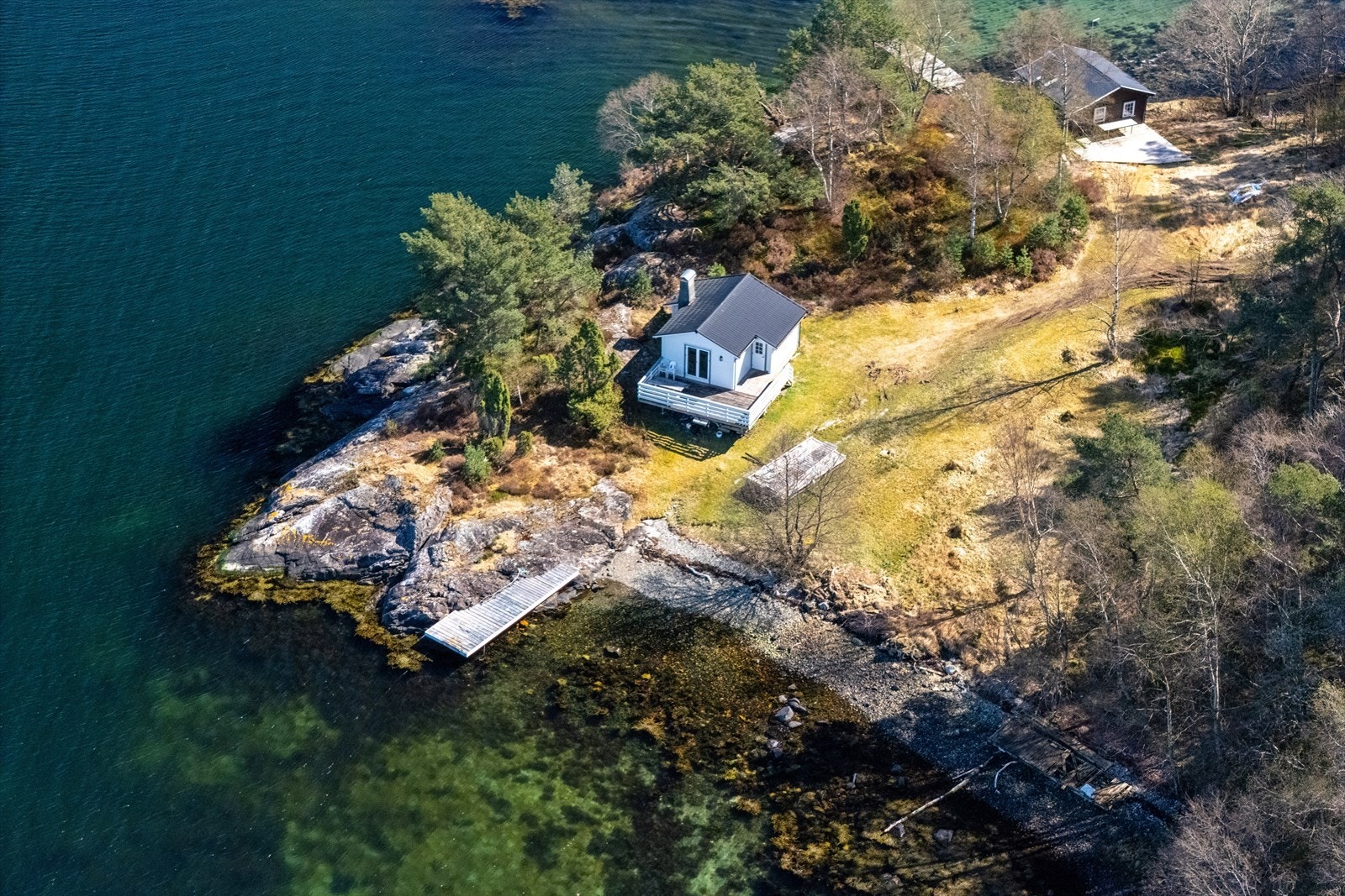 Fritidsbolig ved Møllesvikvegen 57, bygget i 1962, plassert på et nes med åpen utsikt Galleribilde