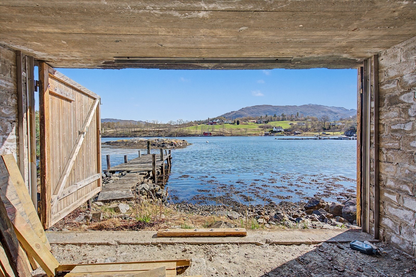 Fra naustet er det direkte utgang til sjøen Galleribilde
