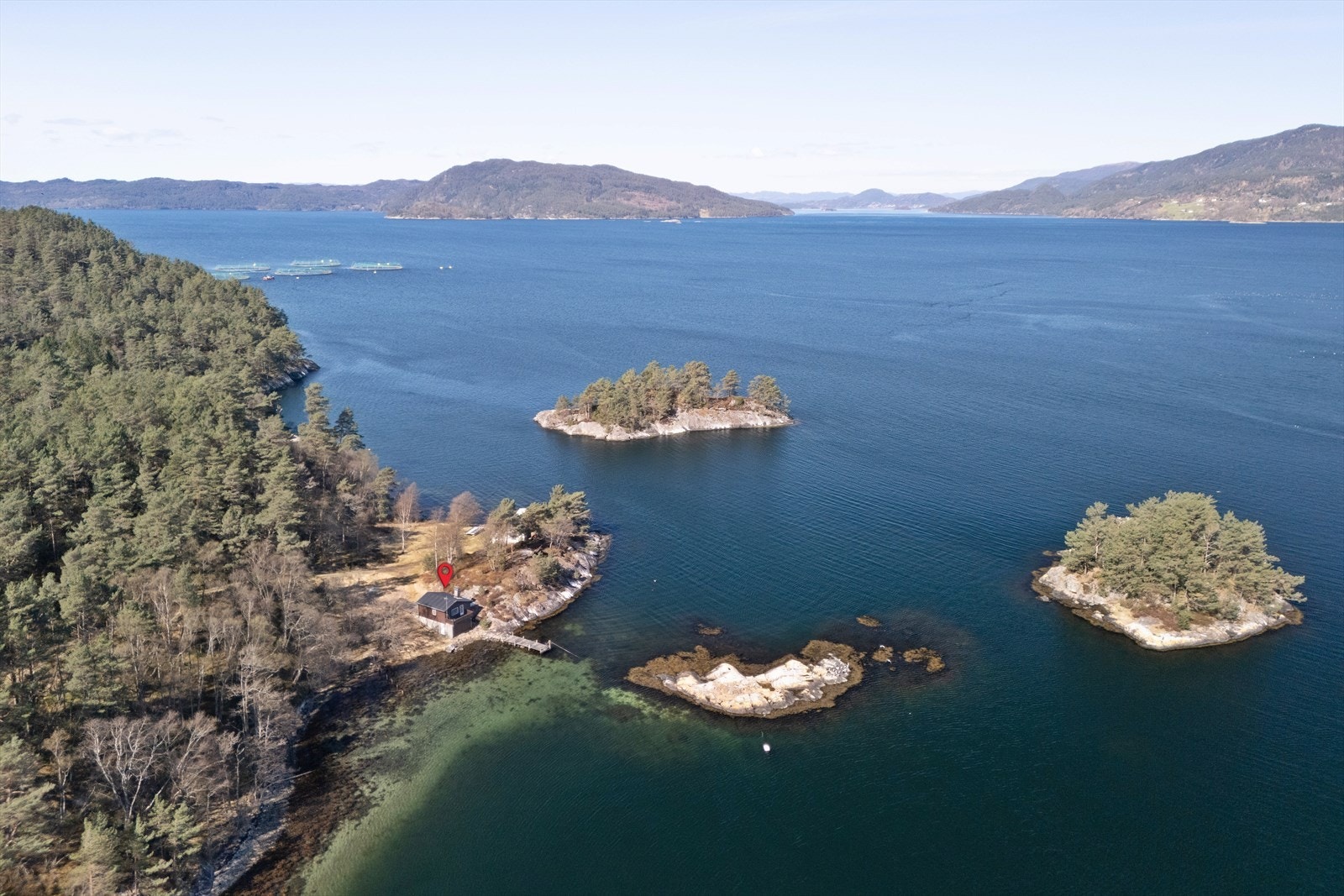 Eiendommen har en flott beliggenhet i Skånevikfjorden Galleribilde