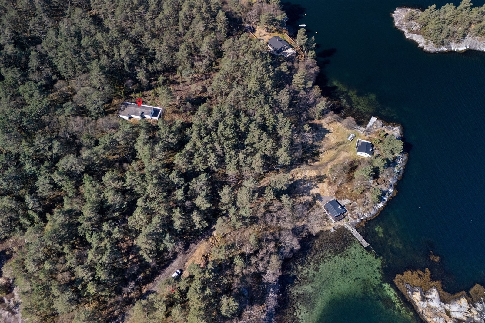 Fritidsbolig ved Møllesvikvegen 54, bygget i 1970 og tilbygget i 2005 - Her vises også parkeringsplassen for denne hytten nederst i bildet Galleribilde