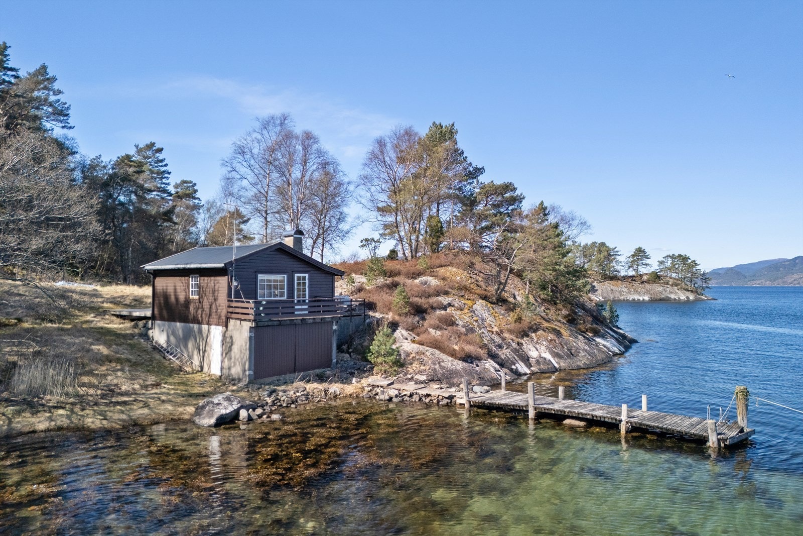 Fritidsbolig ved Møllesvikvegen 55, bygget i 1960, med beliggenhet helt nede ved vannkanten Galleribilde