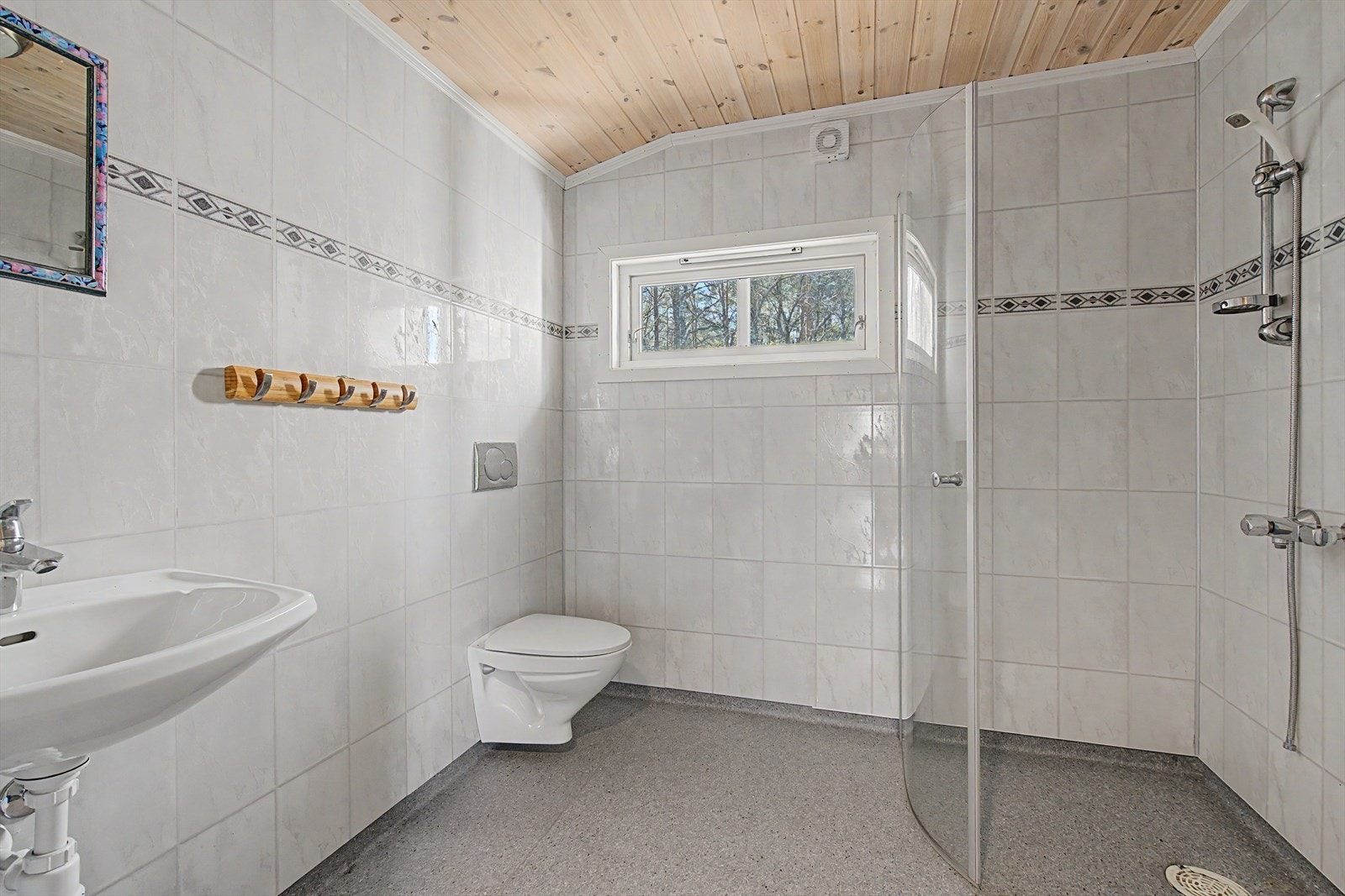 Badet ble oppgradert i 2005 og har baderomsplater, vinylbelegg på gulv og dusj på vegg Galleribilde