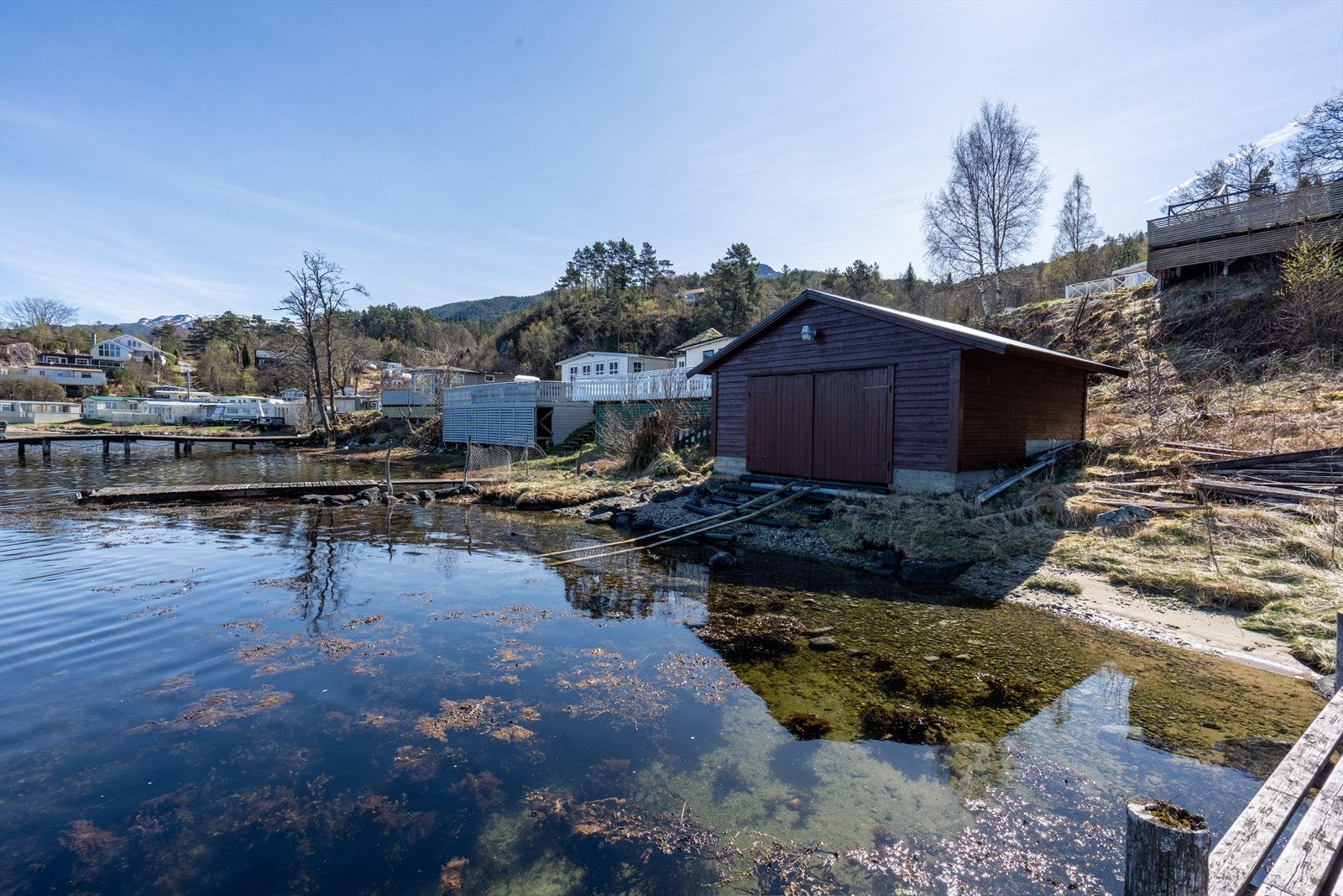 Naustet fra 1972 er jevnlig vedlikeholdt og gir god plass til oppbevaring av båt og utstyr Galleribilde