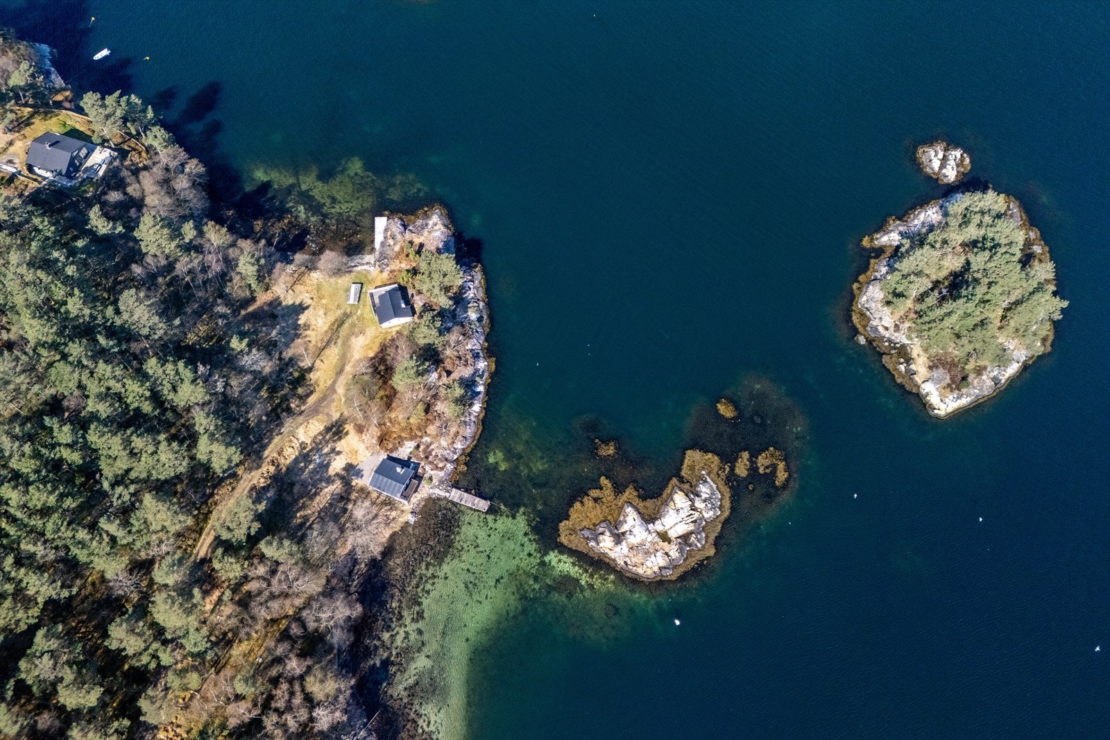 En sjelden mulighet: en stor sjøeiendom på ca. 55 mål med fire fritidsboliger, naust og ca. 200 meter sjølinje Galleribilde