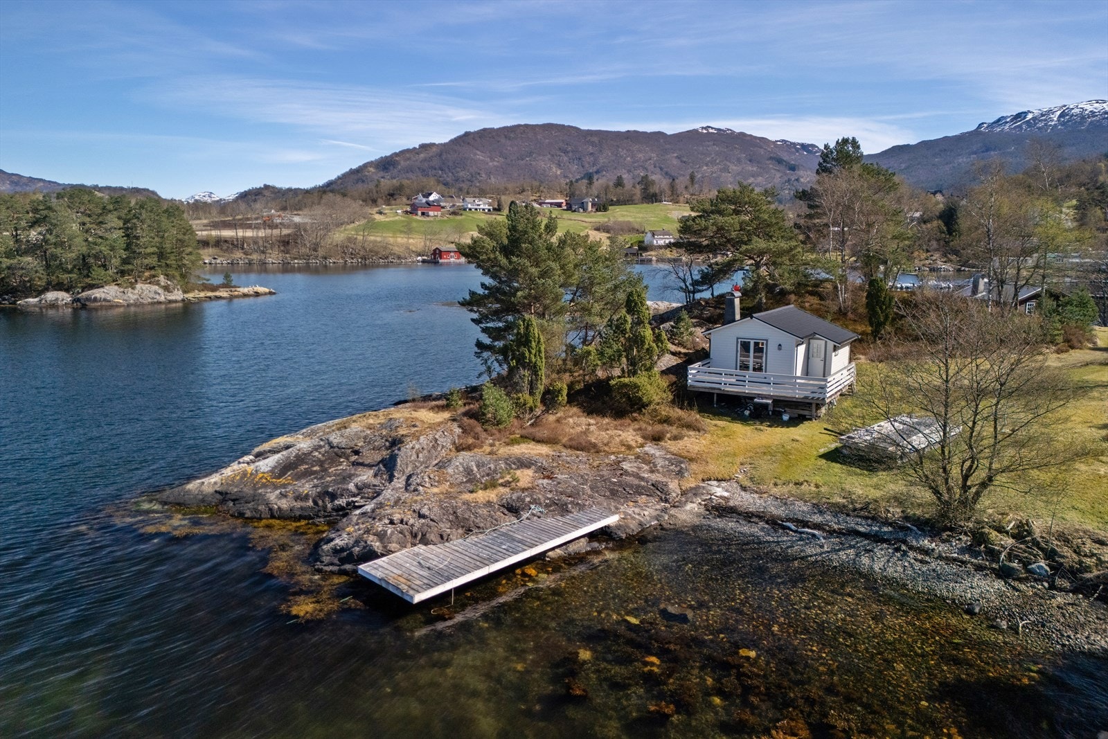 Idyllisk beliggende med privat brygge Galleribilde