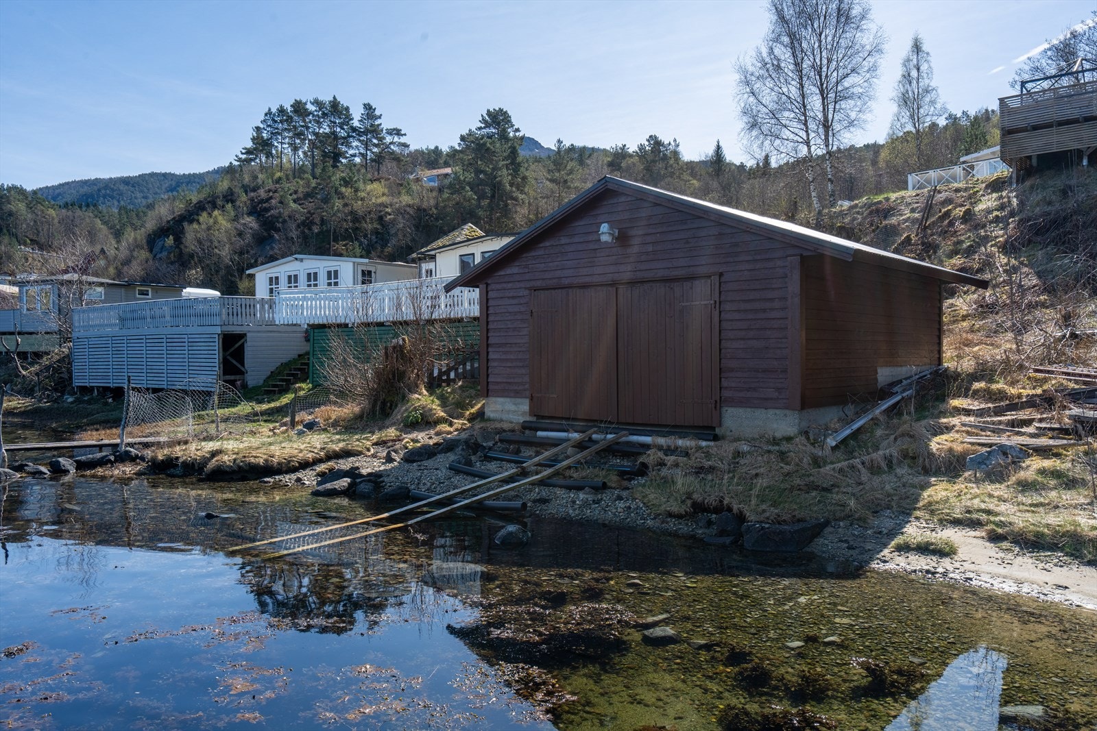 Praktisk adkomst til sjøen med opptrekk for båt Galleribilde