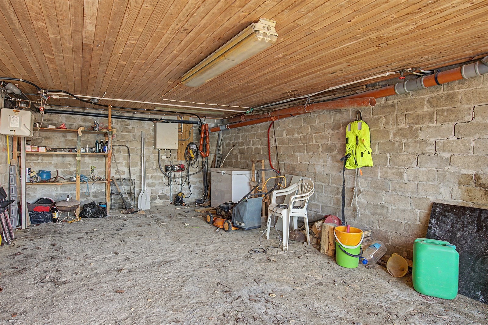Naustdel under hytten Galleribilde