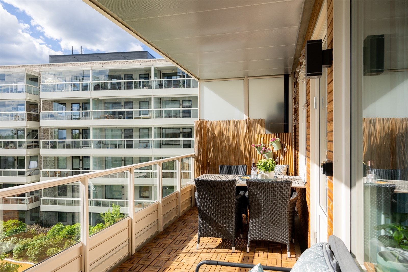 I vår- og sommerhalvåret blir balkongen en naturlig forlengelse av stuen, perfekt for hyggelige stunder med familie og venner. Galleribilde