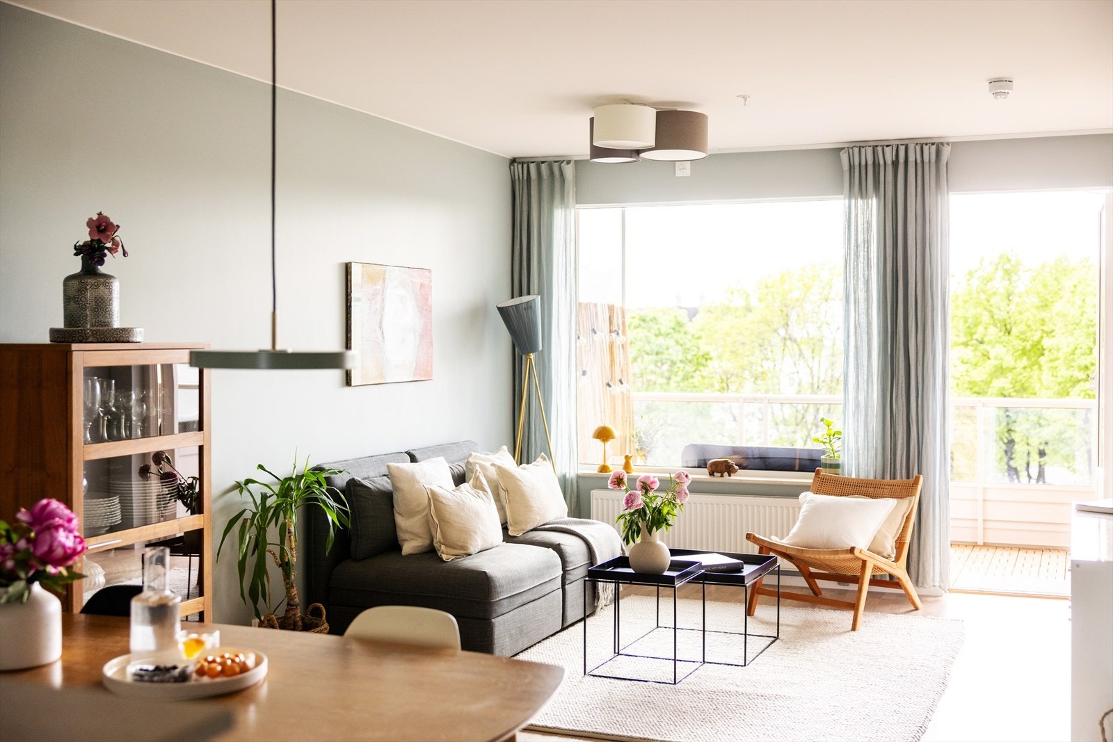 Dette rommet fremstår som romslig og åpent med store vindusflater - alt dette er med på å skape et godt og sosialt oppholdsrom med flott atmosfære. Galleribilde