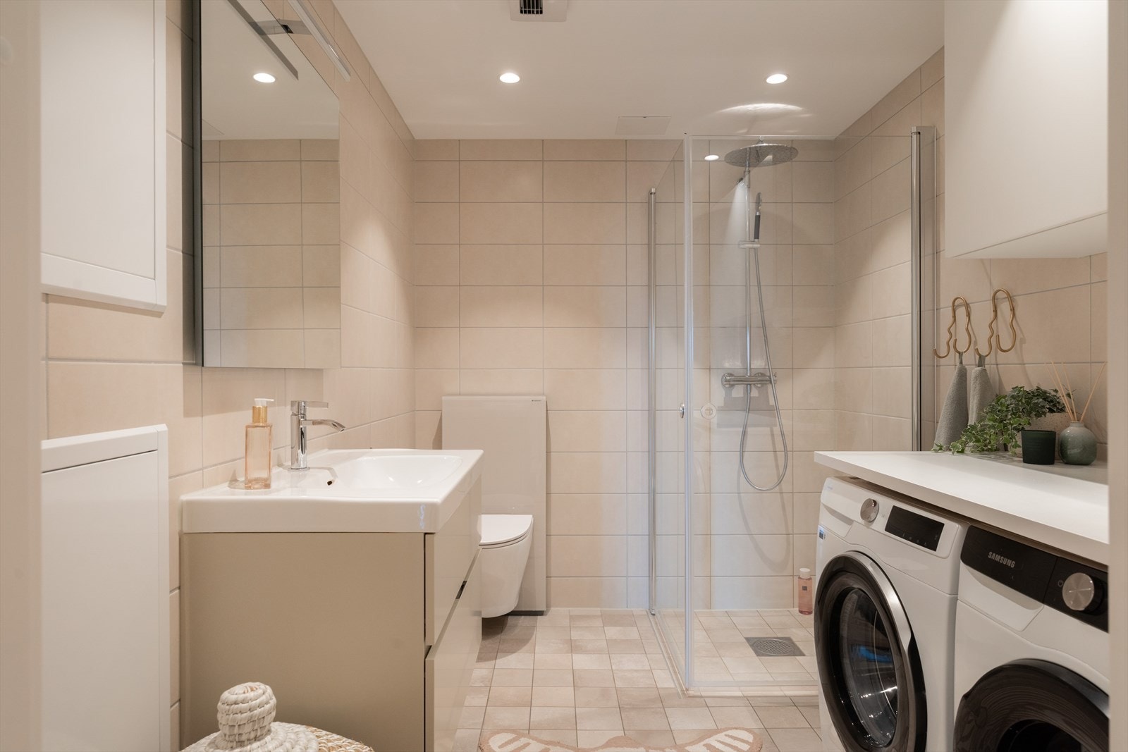 Pent flislagt baderom med vannbåren gulvvarme og downlights i himling. Galleribilde