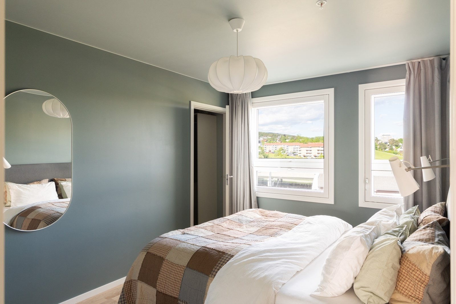Videre er det direkte inngang til en innvendig bod som i dag blir benyttet som walk-in-closet. Galleribilde