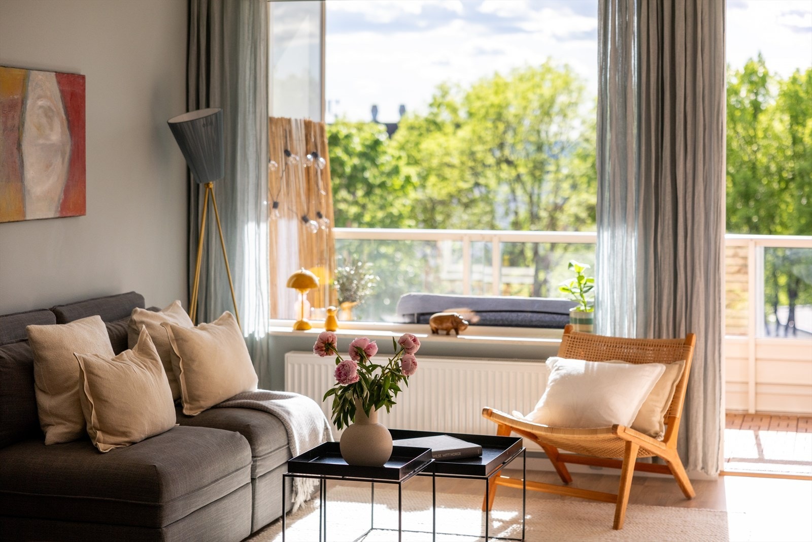 Gulvet er belagt med flott parkett, og overflatene er malt i delikate og lyse fargetoner. Galleribilde