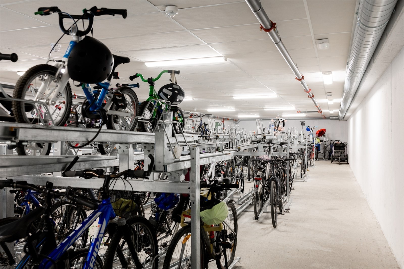 Sameiets beboere har tilgang til stor sykkelgarasje i kjeller, samt sportsbod. Galleribilde